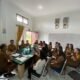 Kepala Dinas Dukcapil kabupaten Dairi Deddy Situmorang (membelakangi kamera) memimpin rapat dengan seluruh petugas loket layanan di ruang kerjanya, Rabu (8/5/2024). (kedannews.com/ Sondang Silalahi).