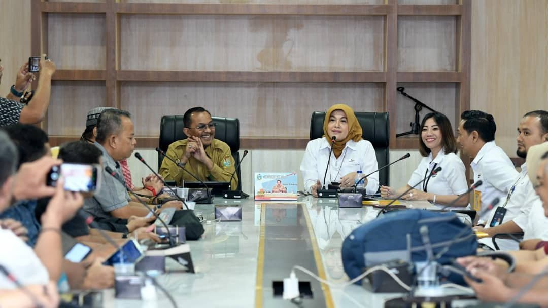 Kepala Dinas Komunikasi dan Informasi (Kominfo) Sumut Ilyas Sitorus saat konferensi Pers bersama Branch Manage Anne Roosfianti Distribution Head 1 Bank Mandiri Taspen Tiara Mayasari, Branch Manager Taspen Medan Davit Meringgo, dan Business Control Taspen Medan Azhar pada sosialisasi program-prorgam PT Taspen di Kantor Gubernur Sumut, Jalan Pangeran Diponegoro, Senin (6/5/2024). (kedannews.com/ist).