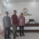 Kadis Dukcapil Kabupaten Dairi, Deddy Situmorang saat kunjungan di RS Serenopita di Jl.Sm Raja Atas Sidikalang, Kamis (16/5/2024). (kedannews.com/Sondang Silalahi).