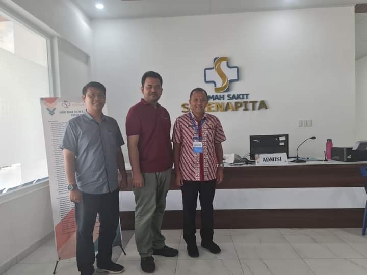 Kadis Dukcapil Kabupaten Dairi, Deddy Situmorang saat kunjungan di RS Serenopita di Jl.Sm Raja Atas Sidikalang, Kamis (16/5/2024). (kedannews.com/Sondang Silalahi).