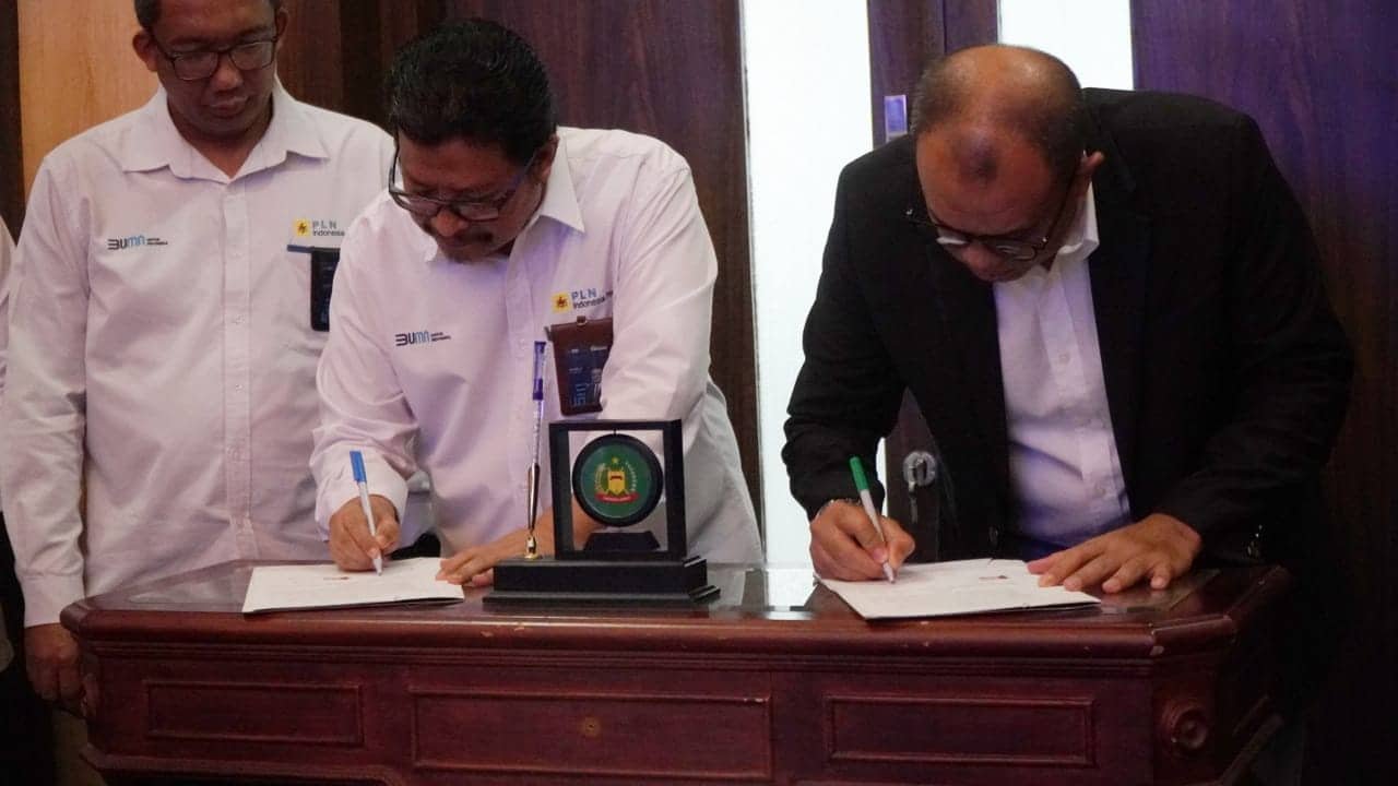 Pj Bupati Langkat Faisal Hasrimy saat Tandatangani Kerjasama Pemanfaatan Limbah FABA di Kantor Bupati Langkat. (kedannews.com/ist)