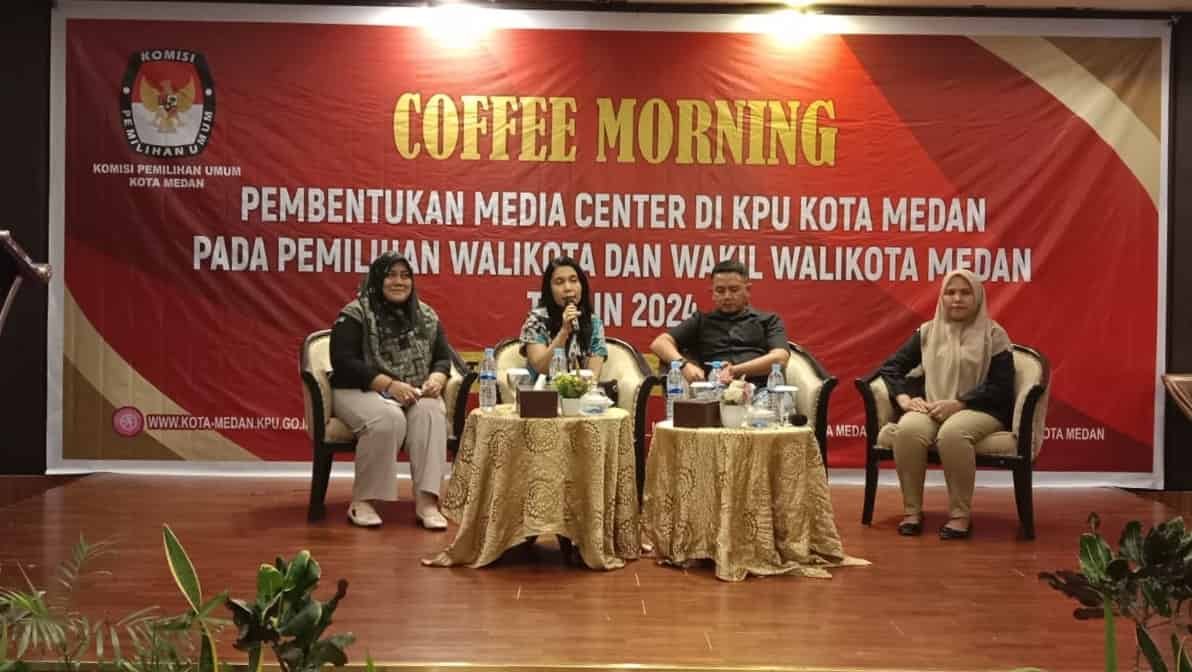 Ketua KPU Medan Mutia Atiqah (kiri kedua) saat paparan dalam penyampaian pembentukan media center yang berlangsung di De Polonia Hotel Kota Medan, Rabu (29/05/2024). (kedannews.com/Aris).