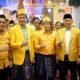 Ketua Ormas MKGR Deli Serdang, Gandhy Panigoro (posisi paling kiri) foto bersama Ketua Golkar Sumut, Musa Rajekshah (posisi kiri kedua), Ketua Umum DPP Ormas MKGR, Adies Kadir (posisi tengah), Ketua Terpilih Ormas MKGR Sumut, Darma Putra Rangkuti (posisi kedua dari kanan) dan Sekretaris Ormas MKGR Deli Serdang,Alpan Alpis (posisi kanan) usai acara pelantikan Ormas MKGR Sumut, di Convention Hall, Selecta Medan, Minggu (26/5/2024). (kedannews.com/ist).