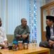 Ketua PWI Sumut H Farianda Putra Sinik SE (baju putih) bersama Bendahara Fraksi PKS DPRD Sumut Hendro Susanto (pake peci hitam) di ruang rapat Fraksi PKS, Rabu (08/05/2024). (kedannews.com/ist).