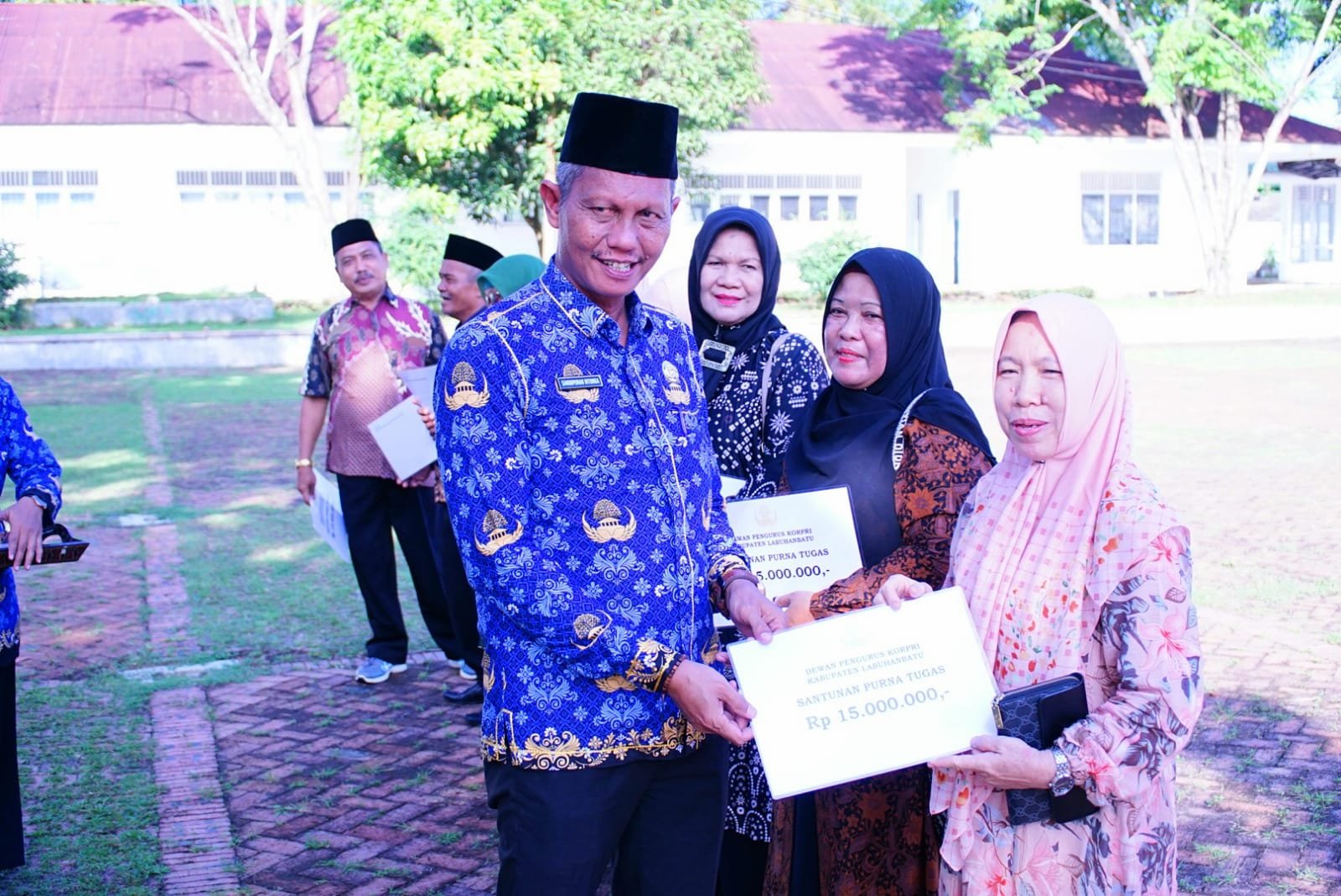 Asisten I Pemerintahan dan Kesra Setdakab Labuhanbatu Drs. Sarimpunan Ritonga, M.Pd, Saat Menjadi Pembina Apel Hari Kesadaran Nasional di Halaman BKPP Labuhanbatu, Jumat (17/5/2024). (kedannews.com/ist).