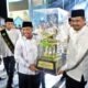 Wali Kota Medan, Bobby Nasution saat menyerahkan piala bergilir MTQ Ke 57 Kota Medan Tahun 2024 kepada Camat Medan Selayang, Muhammad Husnul Hafis di Arena Utama MTQ jalan Flamboyan Raya, Kecamatan Medan Tuntunga , Sabtu (18/5/2024). (kedannews.com/ist).