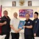 Nikson Nababan saat menyerahkan formulir pendaftaran ke Ketua Penjaringan DPW Partai NasDem Sumut, H. Salman Ginting, Senin (6/5/2024) sore, (kedannews.com/ist).