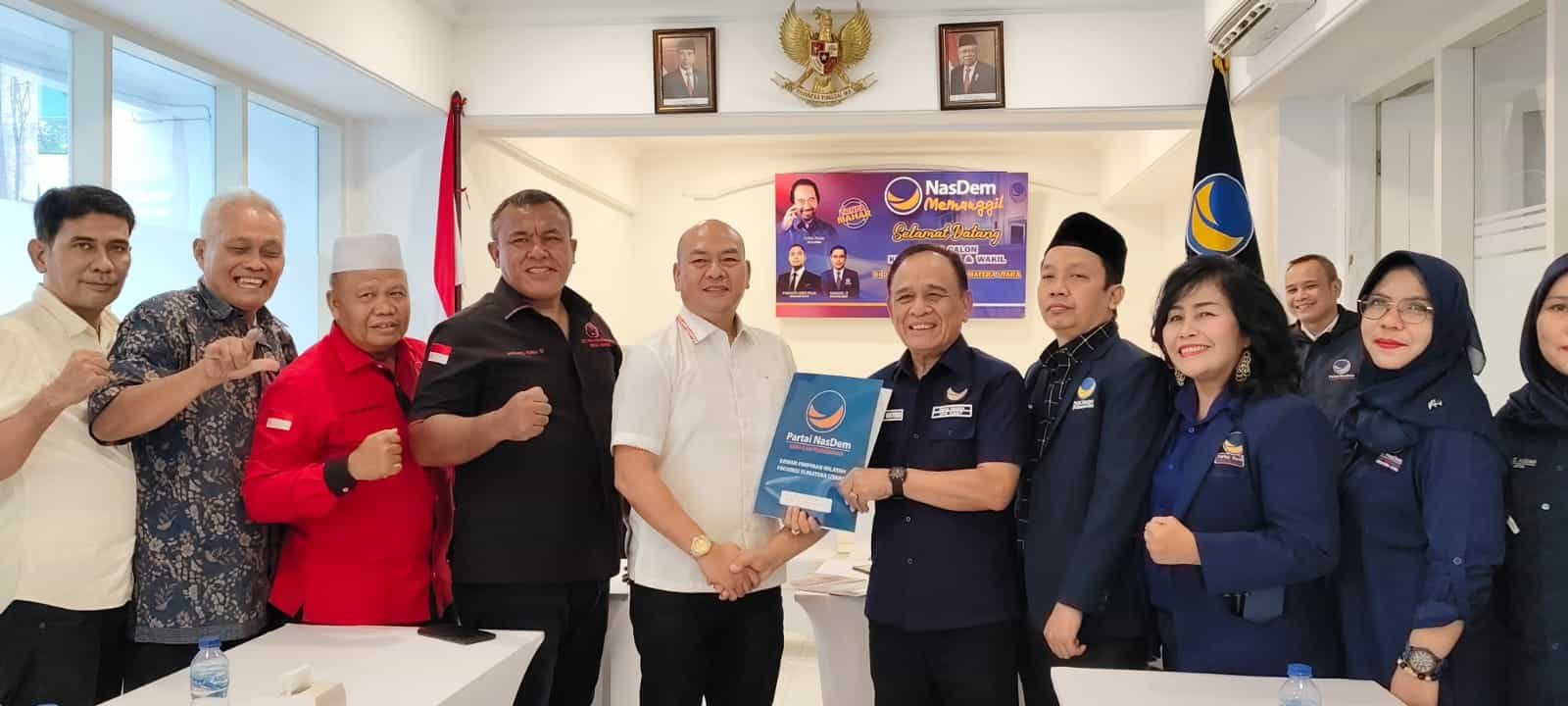 Nikson Nababan saat menyerahkan formulir pendaftaran ke Ketua Penjaringan DPW Partai NasDem Sumut, H. Salman Ginting, Senin (6/5/2024) sore, (kedannews.com/ist).
