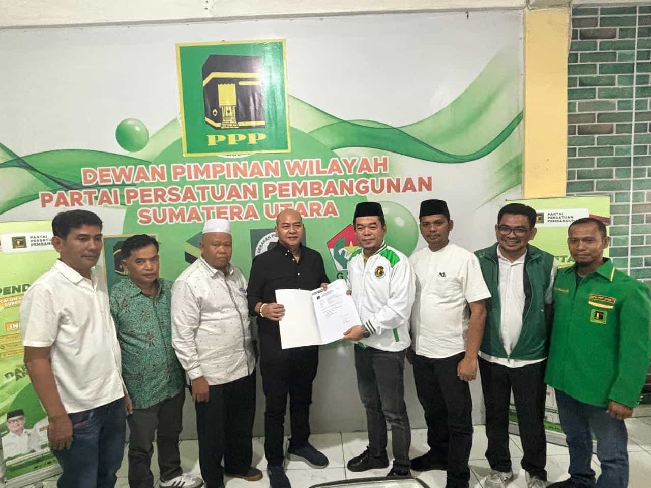 Nikson Nababan (pakaian hitam) saat penyerahan berkas pendaftaran sebagai Calon Gubernur Sumatera Utara ke Kantor DPW PPP Sumut, Sabtu (18/05/2024). (kedannews.com/ist).