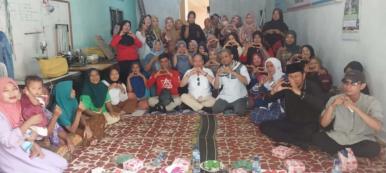 Niskon Nababan saat foto bersama dengan masyarakat Sei Tontong, Sabtu (11/05/2024). (kedannews.com/ist).
