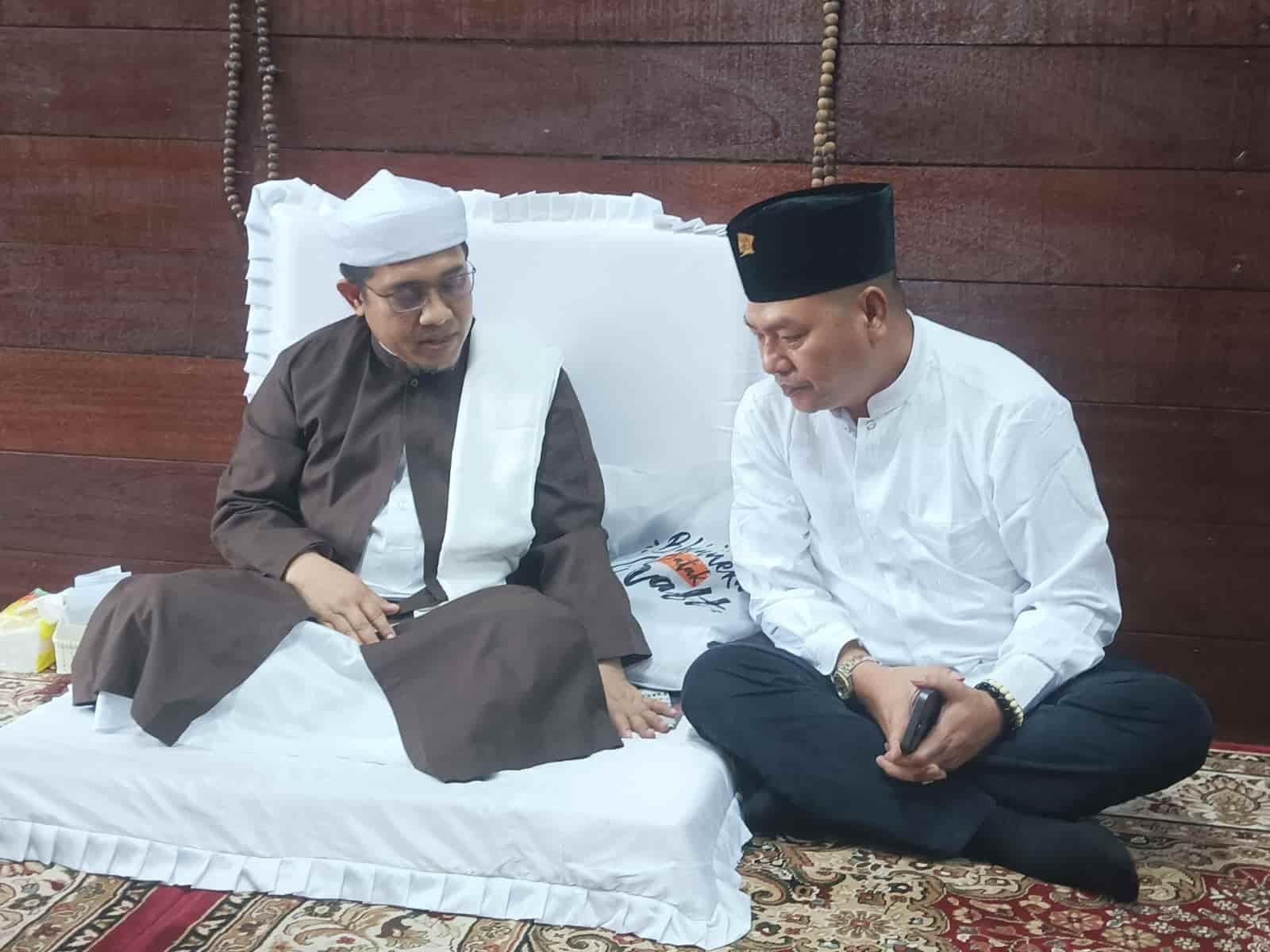 Niskon Nababan saat bersilturahmi dan minta nasehat pada Tuan Guru Besilam Syekh Zikmal Fuad, Selasa (07/05/2024). (kedannews.com/ist)