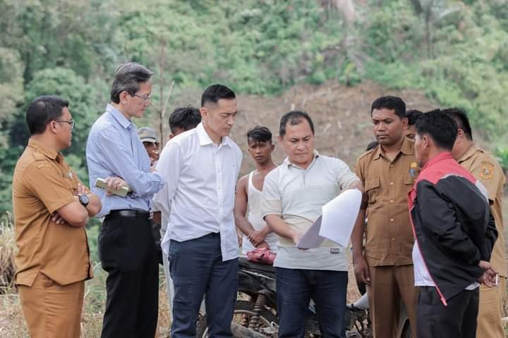 Pj.Bupati Dairi, Charles Bantjin (memegang kertas) sedang survey dindesa Sinar Pagi kecamatan Tanah Pinem, Selasa (14/5/2024). (kedannews.com/Sondang Silalahi).