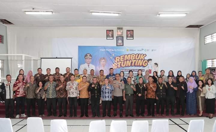 Pj Bupati Dairi Carles Bantjin foto bersama di kegiatan rembuk Stunting tahun 2024 di laksanakan di aula SMKN 1 Sidikalang,baru baru ini, Sabtu (11/05/2024). (kedannews.com/ist).