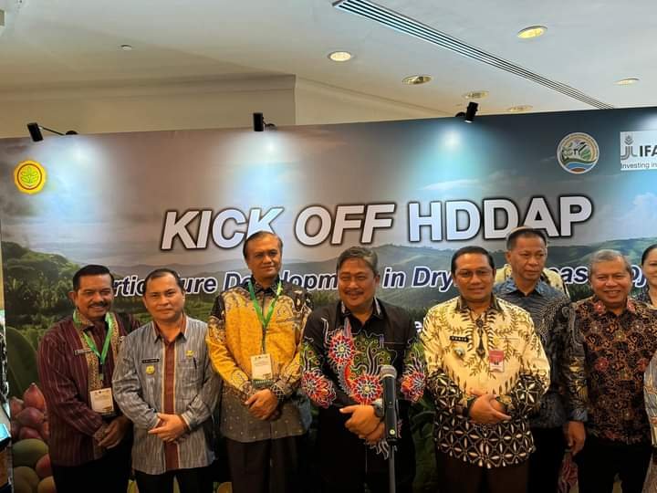Pj.Bupati Dairi Charles Surung Bantjin (dua dari kiri) saat menghadiri Kick-off Hortikultura Development In Dry - Lands Areas Project ( HDDAP) di Jw Mariod Surabaya, Kamis (16/5/2024). (kedannews.com/ist).