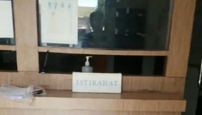 Kinerja Pelayanan Kantor Kelurahan Amplas Dikeluhkan Warga, Dibantah Mustaqim Walaupun Papan Pengumunan Bertulis Istirahat