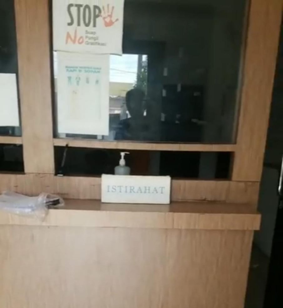 Suasana Kantor Lurah Amplas Kecamatan Medan Amplas Kota Medan tampak papan pengumuman diloket bertulisan "ISTIRAHAT", (kedannews.com/video warga).