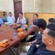 Kadis Perhubungan Parulian Sihombing (Pegang Mic) saat pimpin rapat pengoperasian termibal Sitinjo,Rabu (15/05/2024). (kedannews.com/Sondang Silalahi)
