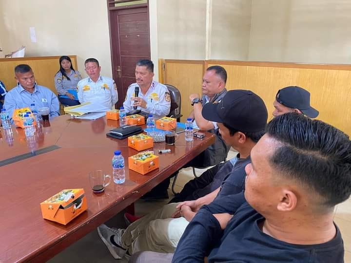 Kadis Perhubungan Parulian Sihombing (Pegang Mic) saat pimpin rapat pengoperasian termibal Sitinjo,Rabu (15/05/2024). (kedannews.com/Sondang Silalahi)