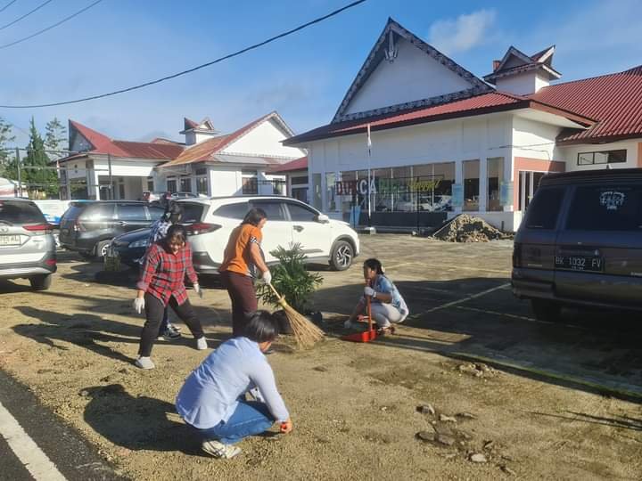 Pegawai Disdukcapil Kabupaten Dairi Laksanakan Jumat bersih, Jumat (17/5/2024).(kedannews.com/Sondang Silalahi).