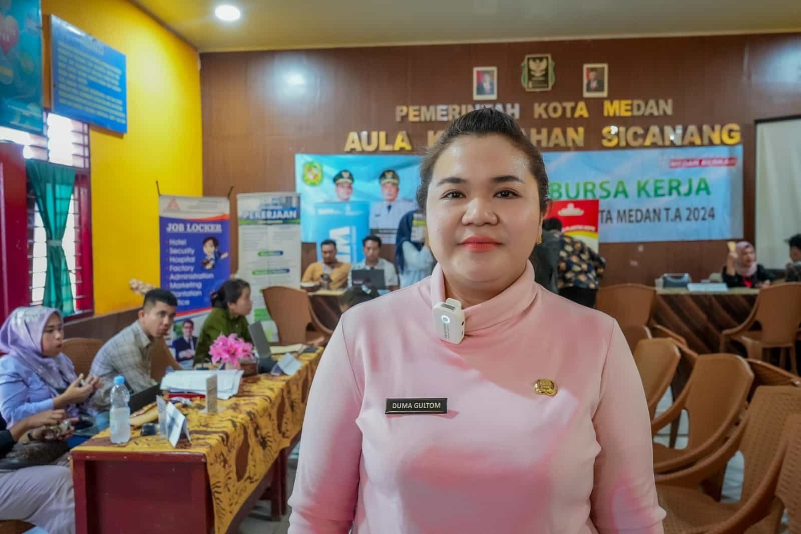 Pejabat Fungsional Pengantar Kerja Ahli Madya, Dumaria Gultom, saat memberi keterangan kegiatan, Kamis (30/5/2024) di aula Kantor Lurah Belawan Sicanang Kecamatan Medan Belawan. (kesannews.com/ist).