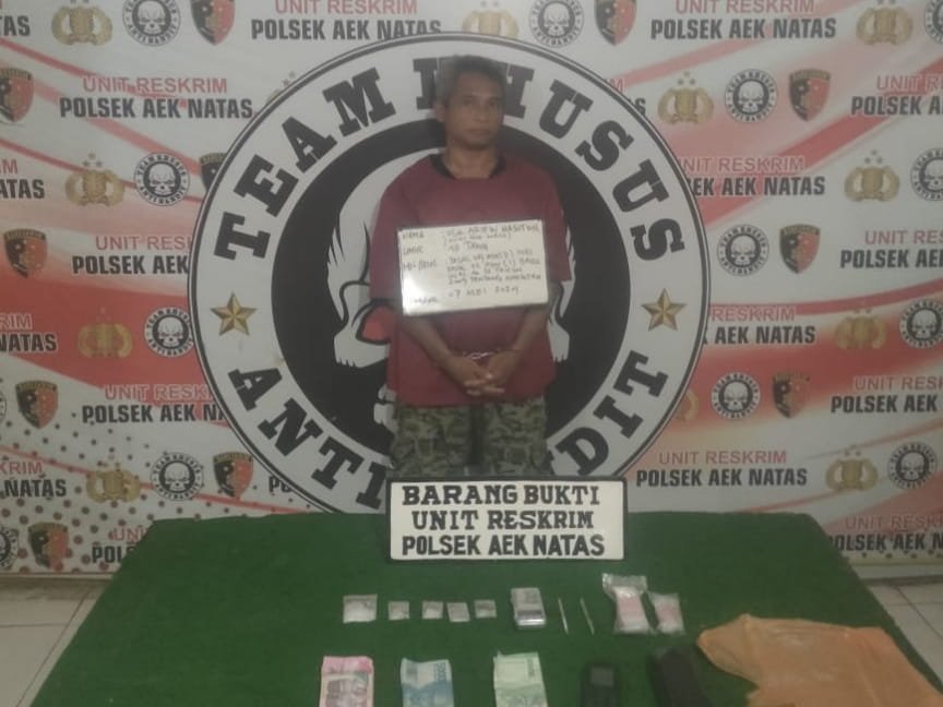 Pelaku dan Barang Bukti Saat di Gelandang di Polsek Aek Natas Kabupaten Labuhanbatu Utara, Selasa (07/05/2024), (kedannews.com/ist).