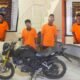 Pelaku pencurian kendaraan bermotor (curanmor) bersama penadah di Desa Perupuk, Kecamatan Lima Puluh Pesisir, Kabupaten Batu Bara saat ditangkap dan beserta barang bukti, Sabtu (04/05/2024). (kedannews.com/ist).