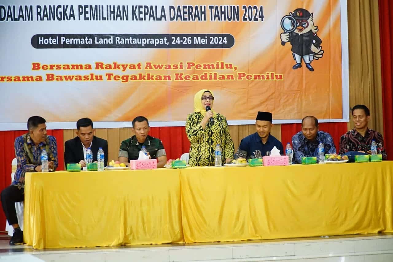 Plt. Bupati Labuhanbatu Hj. Ellya Rosa Siregar, S.Pd,MM Saat Menghadiri Pelantikan Panwaslu SE Kabupaten Labuhanbatu, Jumat (24/05/2024). (kedannews.com/ist).
