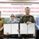 Plt.Bupati Labuhanbatu Hj. Ellya Rosa Siregar, S.Pd, MM Saat Melakukan Penandatanganan Kesepakatan Kerja Sama Hukum Bidang Perdata dan Tata Usaha Negara Dengan Kejari Rantauprapat, Selasa (28/5/2024). (kedannews.com/ist).