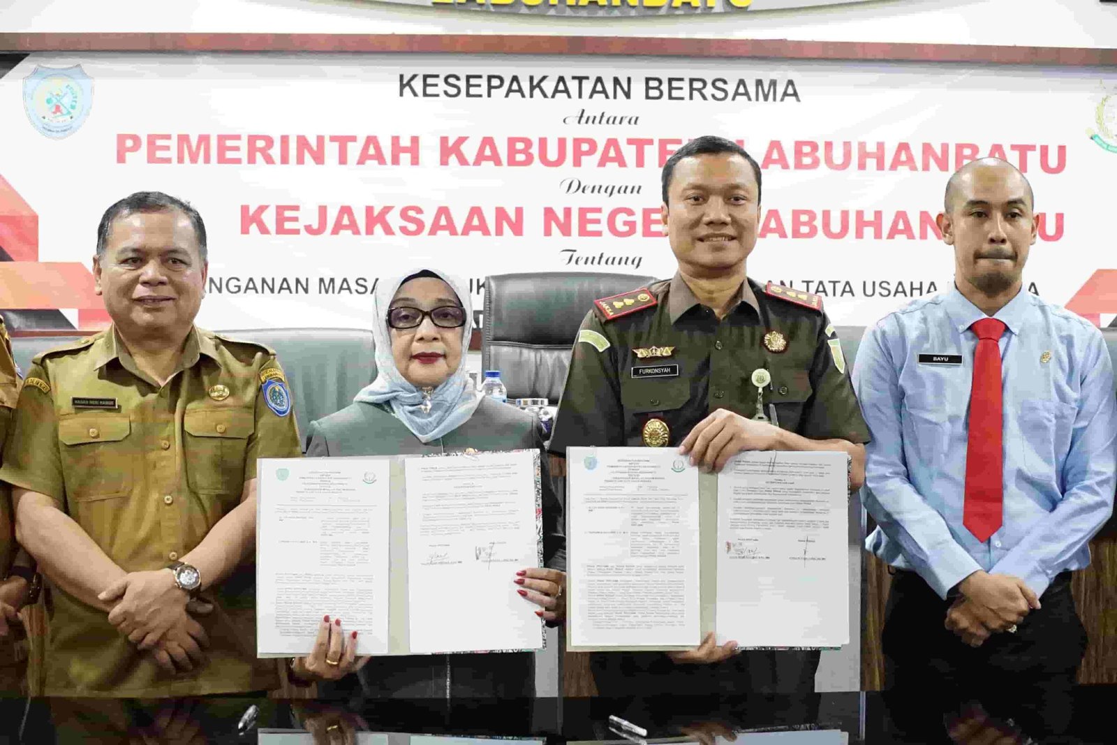 Plt.Bupati Labuhanbatu Hj. Ellya Rosa Siregar, S.Pd, MM Saat Melakukan Penandatanganan Kesepakatan Kerja Sama Hukum Bidang Perdata dan Tata Usaha Negara Dengan Kejari Rantauprapat, Selasa (28/5/2024). (kedannews.com/ist).