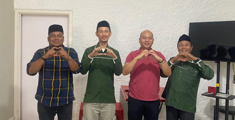 Pimpinan Cabang Ikatan Sarjana Nahdhatul Ulama Kota Medan Eriza Hudori SE. M.Si bersama pengurus saat audiensi di kediaman Dr. Nikson Nababan, Minggu (12/05/2024). (kedannews.com/ist).