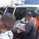 Personil Polsek Medan Labuhan dibantu masyarakat mengevakuasi korban terlindas truk, di kawasan Jalan Kl. Yos Sudarso Km 17,5 Simpang Kantor Kecamatan Medan Labuhan, Jumat (3/5/2024) pagi. (kedannews.com/AHST Sinurat).