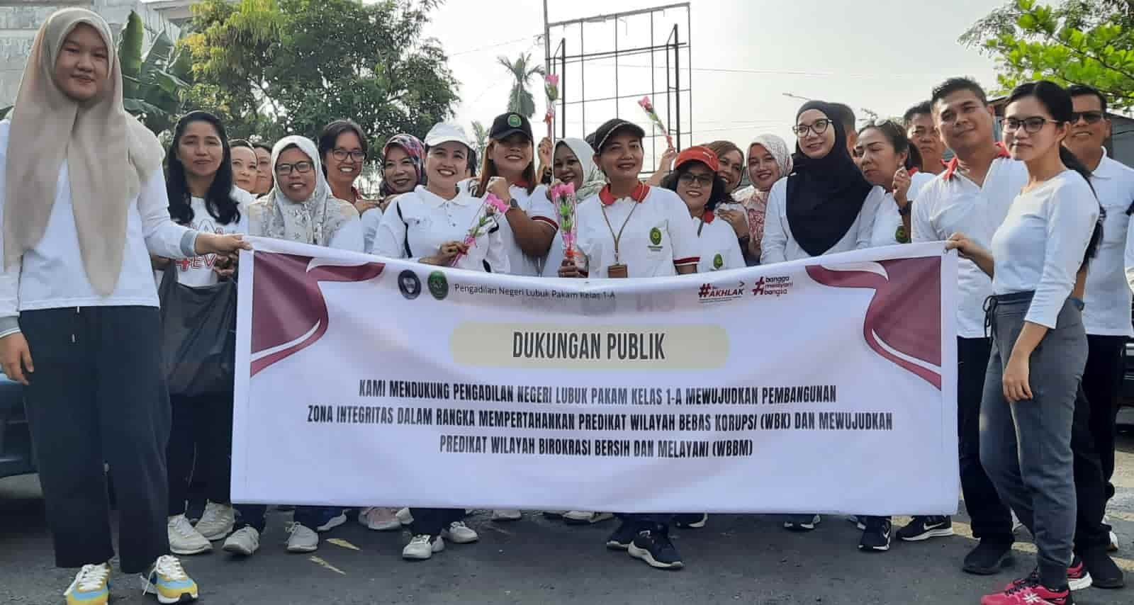 Peserta saat foto bersama dalam dukungan Publik mewujudkan Pembangunan Zona Integritas dalam rangka mempertahankan Predikat Wilayah Bebas Korupsi (WBK) dan mewujudkan Predikat Wilayah Birokrasi Bersih dan Melayani, Jumat (03/05/2024). (kedannews.com/ist).