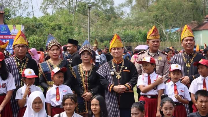 Pj Bupati, Charles Bantjin (pakaian Pakpak) saat foto bersama usai pelaksanaan upacara peringatan Hardiknas di Stadion Utama Sidikalang, Kamis (2/5/2024).(kedannews.com/Sondang Silalahi).