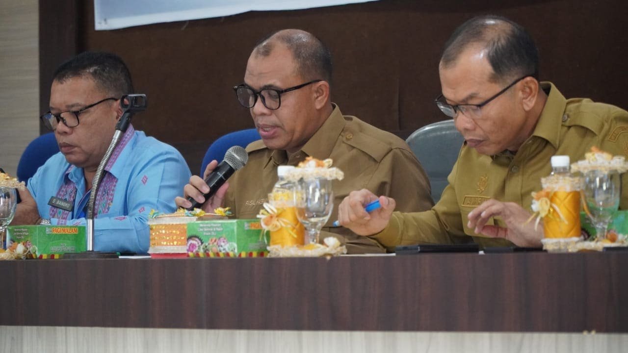 Paparan Pj Bupati saat rapat berlangsung di Ruang Pola Kantor Bupati Langkat,Selasa (30/4/2024). (kedannews.com./ist)