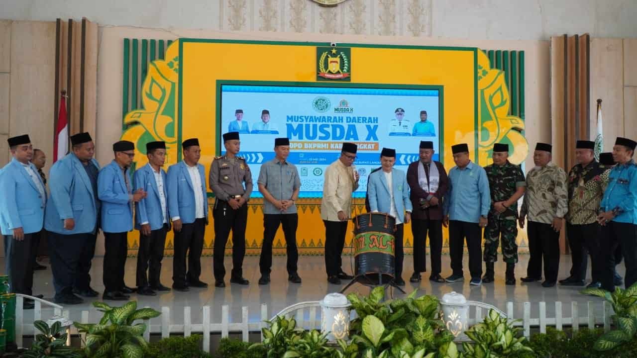 Pj Bupati Langkat H.M.Faisal Hasrimy AP,M.AP saat membuka Musda ke X DPD BKPRMI Kabupaten Langkat yang di tandai dengan pemukulan bedug di bertempat di Pendopo Jentera Malay Rumah Dinas Bupati Langkat, Kamis (23/05/2024). (kedannews.com/ist).