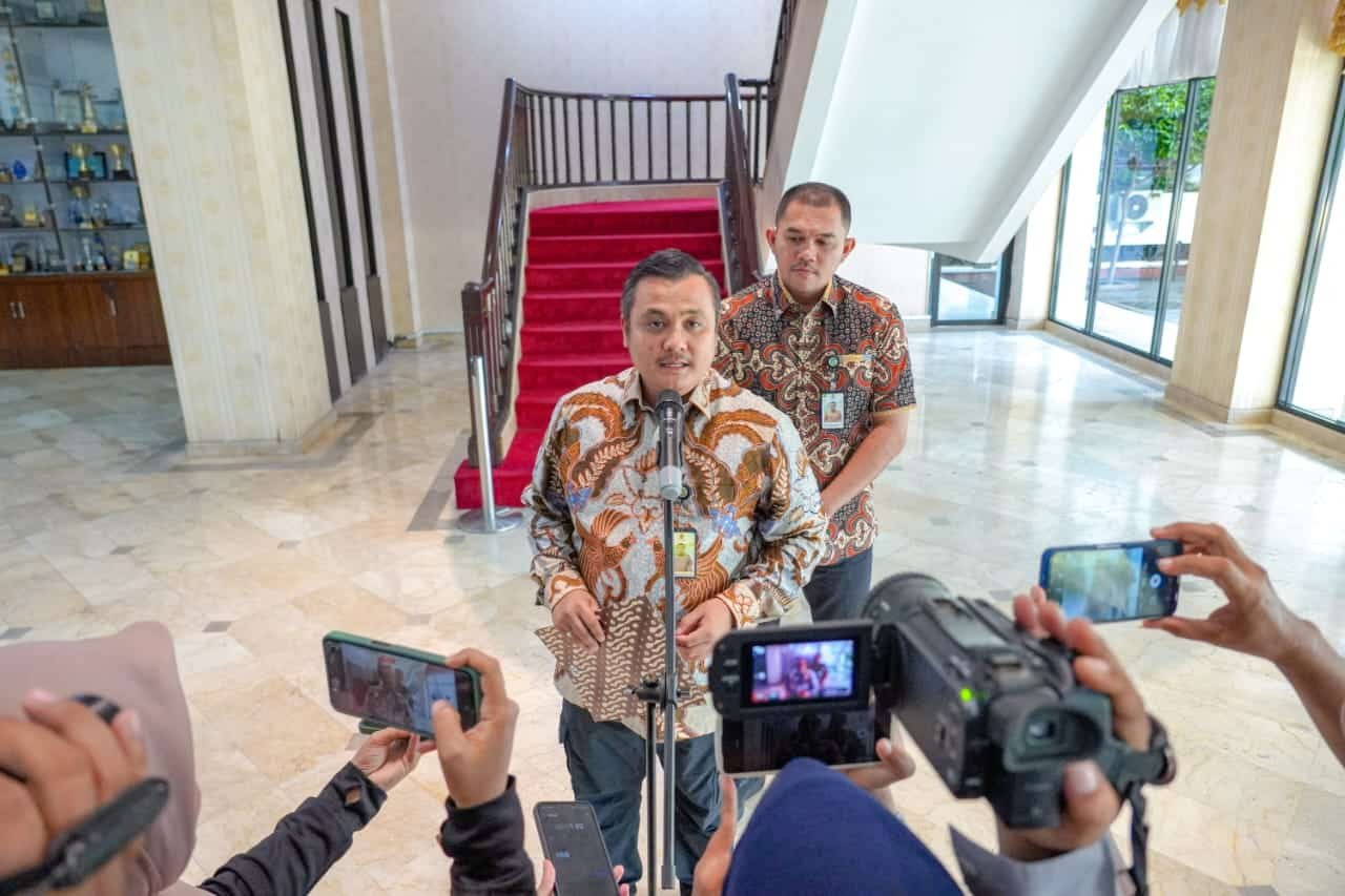 Pj Sekda Kota Medan, Topan obaja Putra Ginting saat ditemui sejumlah wartawan di Kantor Wali Kota Medan, Kamis (30/5/2024). (kedannews.com/ist).