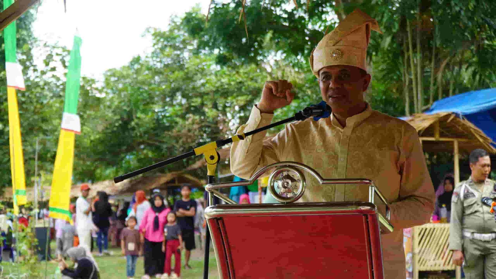 Pj.Bupati Langkat H.M.Faisal Hasrimy, AP,M.AP saat pidato sambutan pada prtesmian Taman Wisata Keluarga "Kerangan Land", di Dusun II Desa Baru Pasar VIII Kecamatan Hinai, Kamis (23/5/2024). (kedannews.com/Ist).