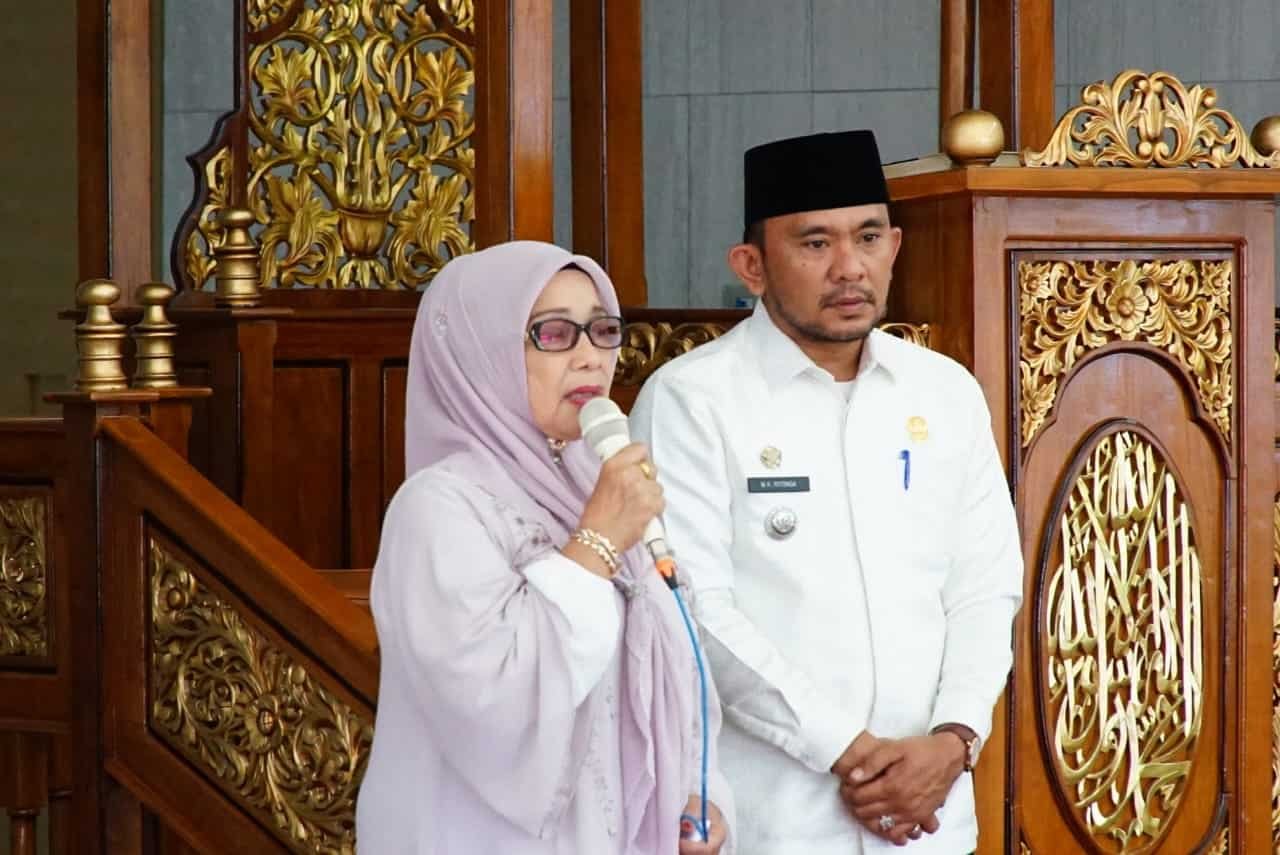 Plt. Bupati Labuhanbatu Hj. Ellya Rosa Siregar, S.Pd, MM didampingi Camat Bilah Hulu M. Kamsidan Ritonga, Jumat (17/05/2024). (kedannews.com/ist).