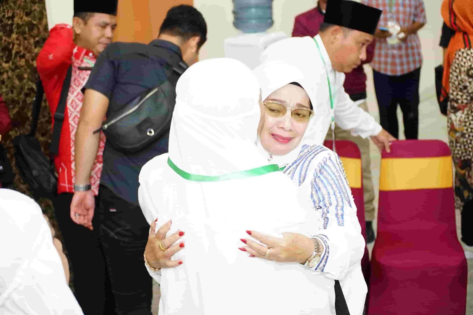 Plt. Bupati Labuhanbatu Hj. Ellya Rosa Siregar, S.Pd, MM Saat Melepas 355 Calon Jamaah Haji Asal Labuhanbatu di Asrama Haji Medan Jalan A.H Nasution Medan, Minggu (26/05/2024). (kedannews.com/ist).