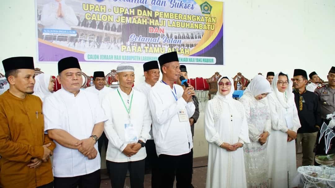 Plt. Bupati Labuhanbatu Hj. Ellya Rosa Siregar, S.Pd, MM Saat Melepas Keberangkatan Calon Jamaah Haji Labuhanbatu, Sabtu (25/05/2024). (kedannews.com/ist).
