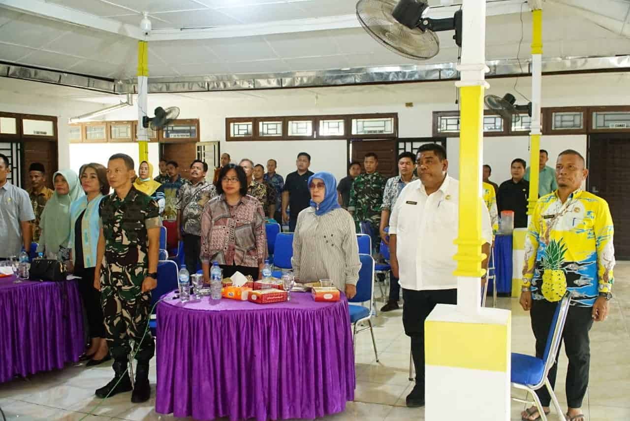 Plt. Bupati Labuhanbatu Hj. Ellya Rosa Siregar, S.Pd, MM Saat Gelar Pemaparan di Aula Kantor Camat Panai Tengah, Jumat (3/5/2024). (kedannews.com/ist).