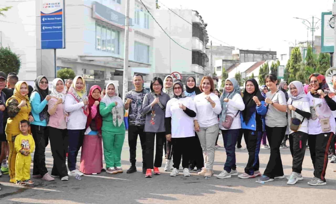 Plt. Bupati Labuhanbatu Hj. Ellya Rosa Siregar, S.Pd, MM Saat Mengikuti CFD di Bundaran Tugu Simpang Enam, Minggu (19/5/2024). (kedannews.com/ist)