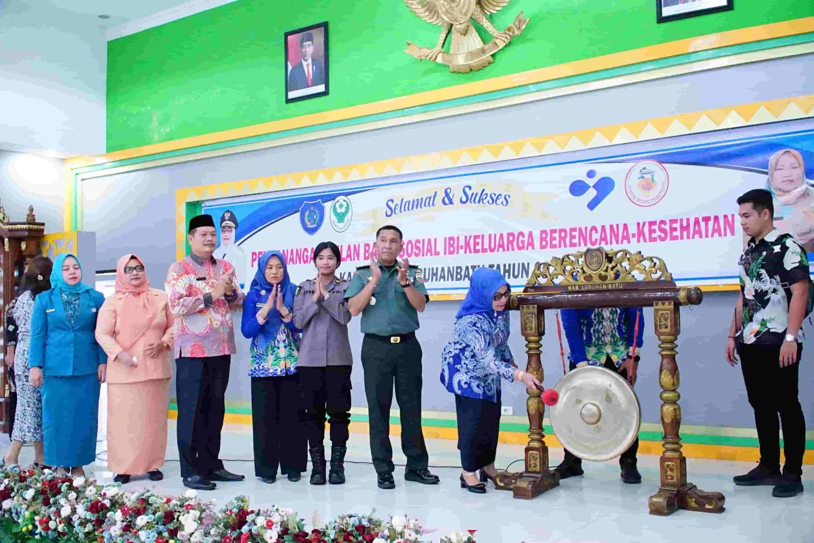 Plt. Bupati Labuhanbatu Hj. Ellya Rosa Siregar, S.Pd, MM Saat Membuka Pencanangan Bukan Bhakti Sosial Ikatan Bidan Indonesia di Ruang Data Dan Karya Kantor Bupati, Kamis, (16/5/2024). (kedannews.com/ist).