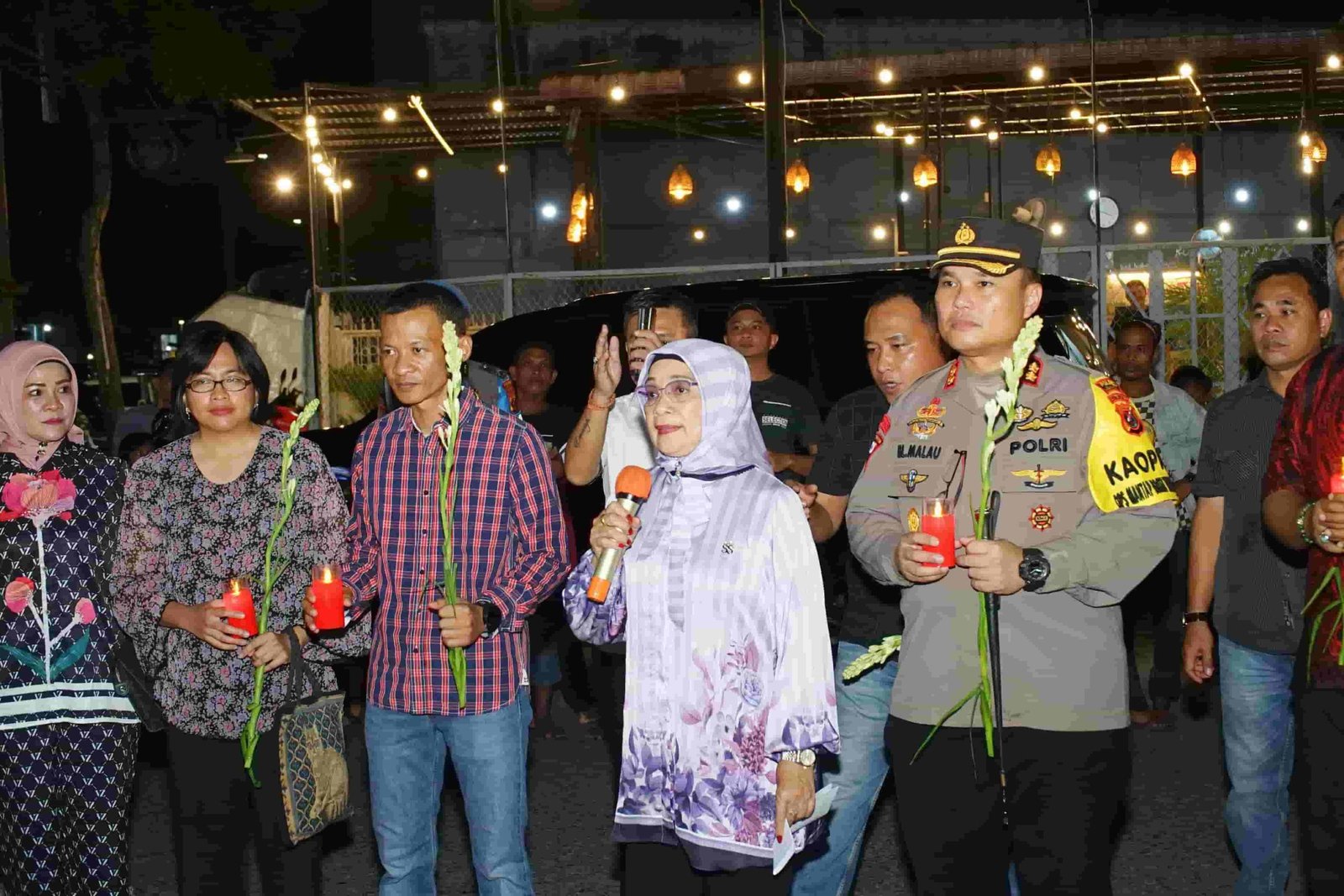 Plt. Bupati Labuhanbatu Hj. Ellya Rosa Siregar, S.Pd, MM Saat Melepas Pawai Waisak di Yayasan Buddha Jayanti, Jalan Gatot Subroto Kecamatan Rantau Utara, Kamis (23/5/2024). (kedannews.com/ist).