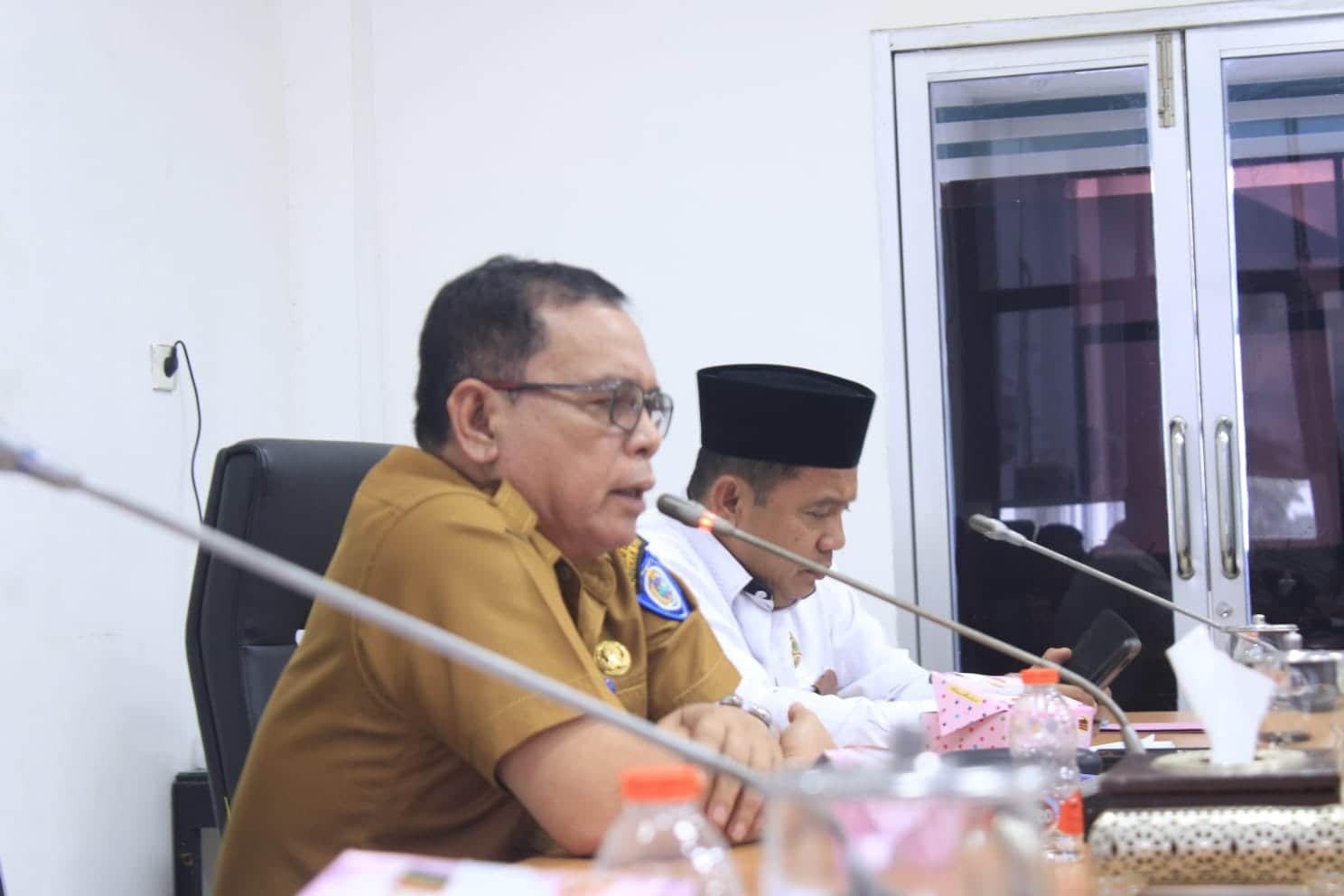 Sekertaris Daerah Ir Hasan Heri Rambe Saat Memimpin Rapat Persiapan Pemberangkatan Jemaah Haji di Ruang Rapat Bupati, Senin (13/5/2024). (kedannews.com/ist).
