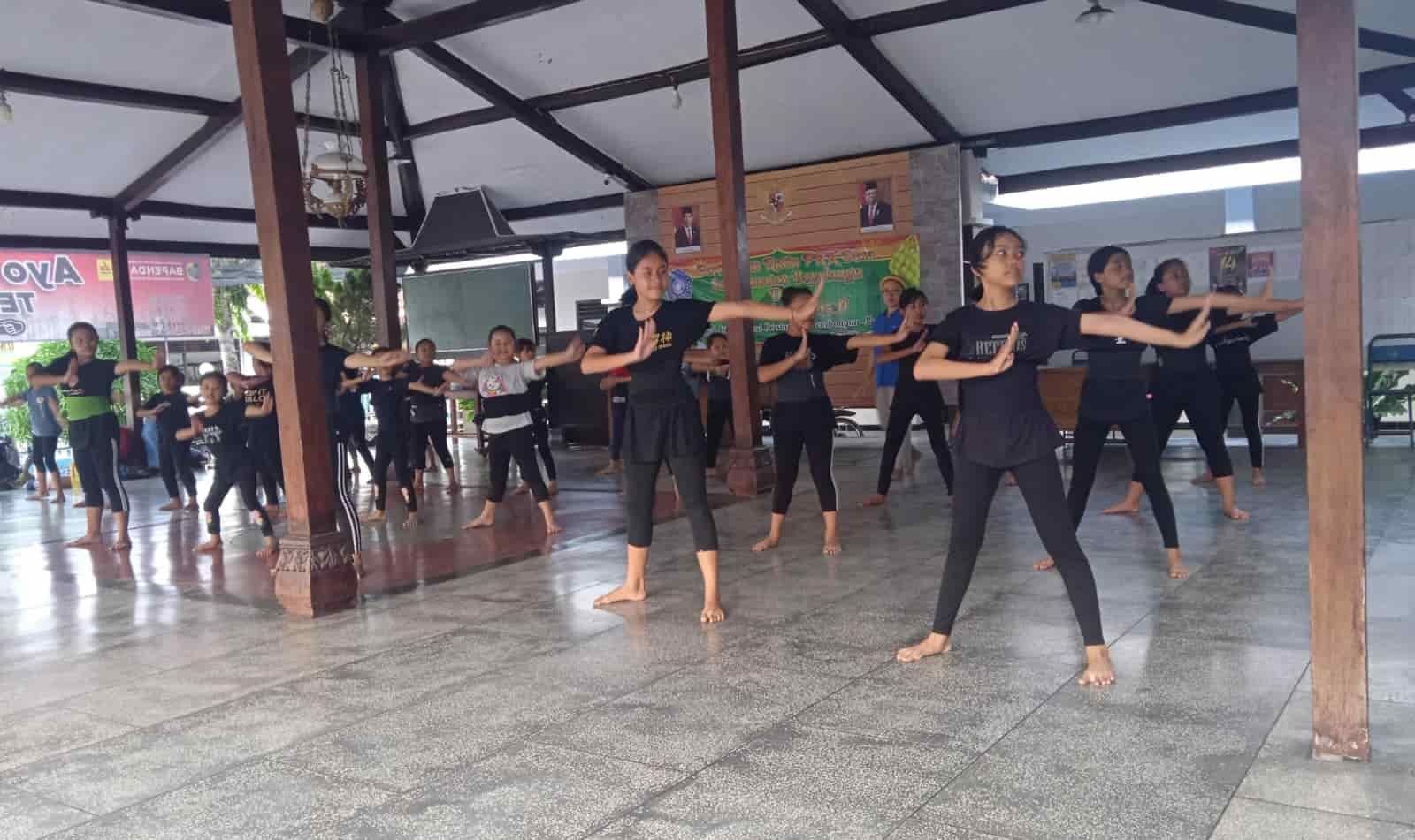 Siswi gadhung melati intensif saat latihan guna persiapan ujian kompetensi, Kamis (09/05/2024). (kedannews.com/Malik Hasim).