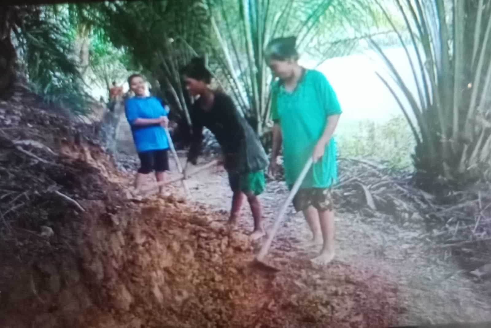 Suasana pengambilan tanah merah saat proyek berlangsung, Selasa (07/05/2024). (kedannews.com/ist).