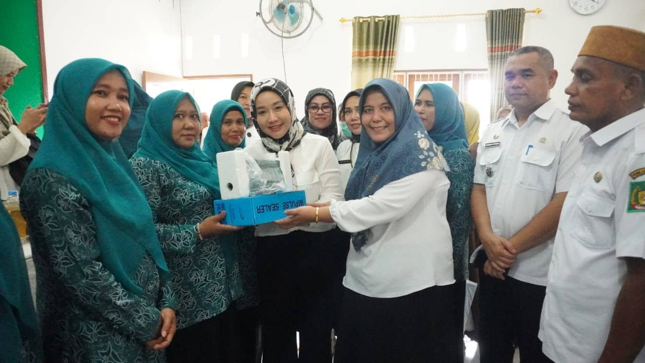 Tim Penggerak PKK Kabupaten Langkat saat turun melakukan pembinaan langsung, kepada “Desa Binaan UP2K PKK" di Desa Stabat Lama Kecamatan Wampu, pada Senin (22/05/2024). (kedannews.com/ist).