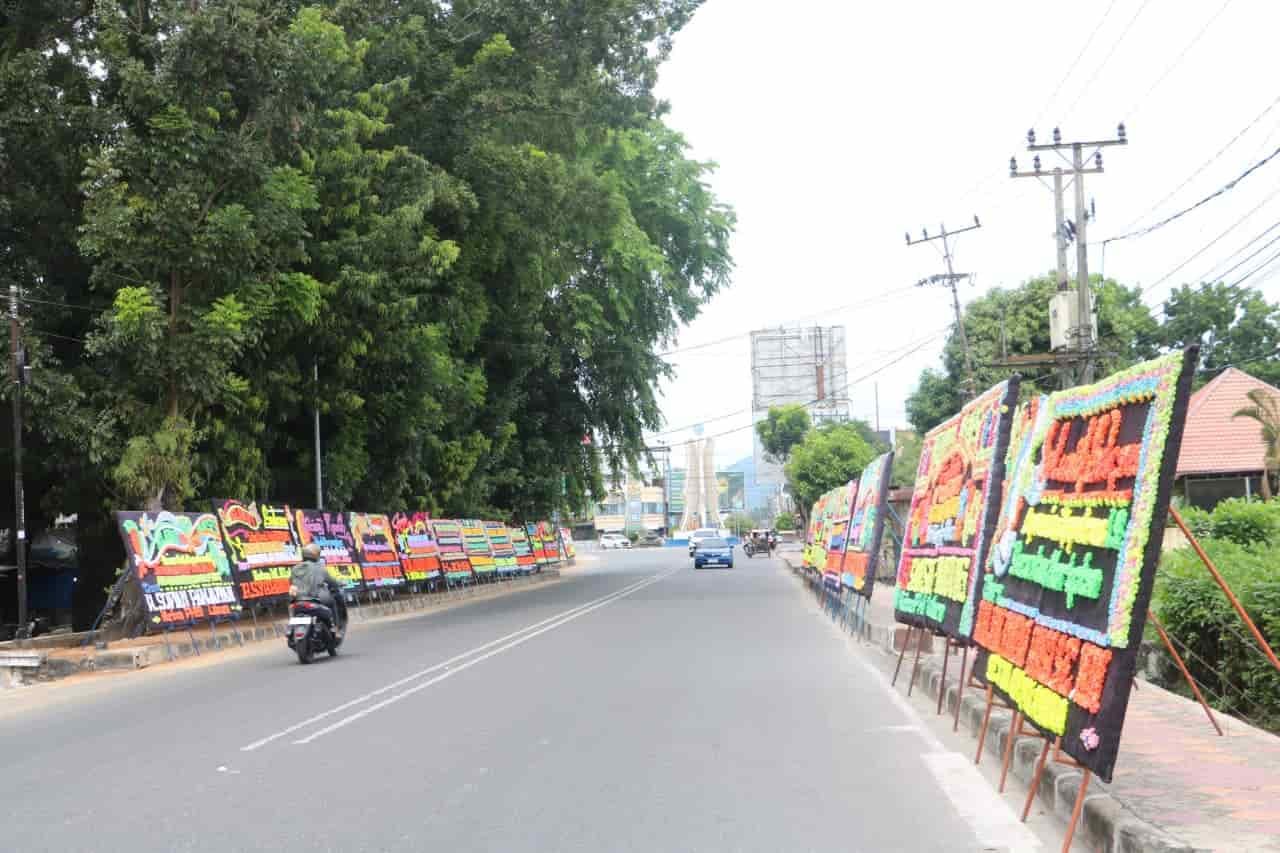 Puluhan Papan Bunga ucapan terimakasih di depan Polres Labuhanbatu, Senin (20/5/2024). (kedannews.com/ist)