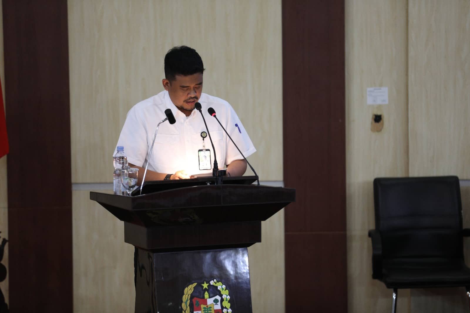 Wali Kota Medan Bobby Nst saat beri sambutan pada Rapat Paripurna tentang Penyampaian Laporan Badan Anggaran, Pendapat Fraksi-fraksi DPRD Kota Medan dan Penandatanganan/Pengambilan Keputusan DPRD Kota Medan Sekaligus Persetujuan Bersama atas Ranperda Kota Medan tentang Pertanggungjawaban Pelaksanaan APBD Kota Medan Tahun 2023 yang berlangsung di Ruang Rapat Paripurna DPRD Medan, Selasa (25/06/2024) siang (kedannews.com/ist).